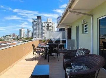 2c987a1b-7ad7-40b9-913d-092721cbbdc8-17763607041537.jpg · COBERTURA ALTO PADRÃO COM VISTA MAR NO BALNEÁRIO – 161m² PRIVATIVOS | MOBILIADA | JACUZZI PRIVATIVA