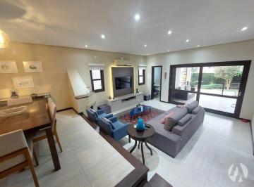 Casa de 4 quartos, Florianópolis · Excelente casa à venda com projeto moderno - no Córrego Grande