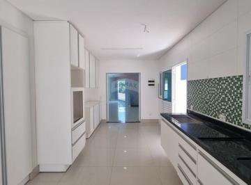 Casa · 100m² · 3 Vagas · Casa para Locação com 4 Suítes no Condomínio Arujá Ville 2 –  Luxo, Espaço e Sofisticação!