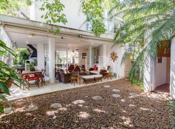 1 · Casa Reformada à Venda no Alto de Pinheiros - Jardim - Espaço Gourmet em Rua Arborizada