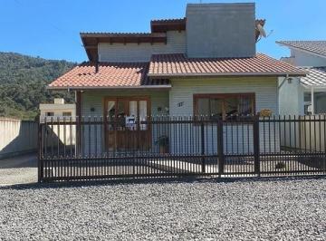 24233147_4.jpg · Casa com 88m² situada no centro de Urubici/ SC
