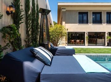 Casa · 330m² · 3 Quartos · 4 Vagas · Casa cinematográfica no Jardim Guedala