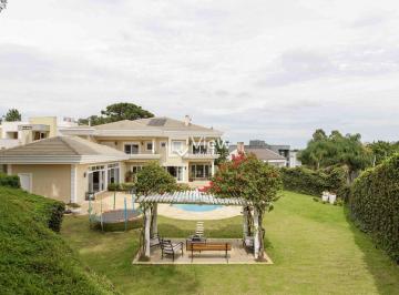 Casa · 642m² · 4 Quartos · 8 Vagas · Quintal espaçoso com Piscina e 4 Suítes!