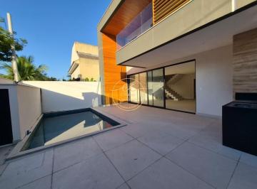 Foto 01 · Casa Triplex Contemporânea em Condomínio na Vargem Pequena, RJ: 4 Suítes, 280m², 4 Vagas, Piscina e