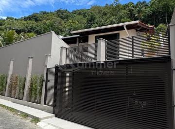Foto 01 · Imperdível casa à venda na Velha Central, Blumenau-SC: 4 quartos, 1 suíte, 1 sala, 2 banheiros, 2 va