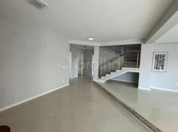 Sala · Casa residencial com 4 suítes e 348m² privativos no Itacorubi, Florianópolis