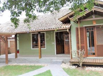20adb2b5d20cd00ba5bd51b87708ec6431409d01 · Casa com 4 dormitórios próxima da praia do Campeche em Florianópolis/SC