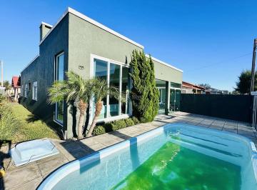 Casa · 130m² · 4 Quartos · 1 Vaga · Casa com Piscina em Atlântida Sul