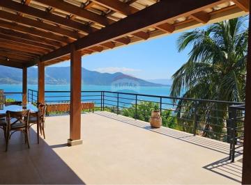 Casa · 200m² · 3 Quartos · 3 Vagas · Casa de Luxo em Ilhabela: Um Refúgio de Elegância