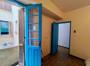 Apartamento · 130m² · 3 Quartos · Apartamento 3 Quartos sacada e com pátio fundos Centro Histórico Porto Alegre