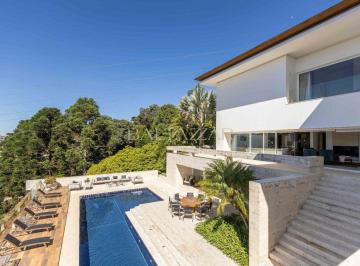 Casa · 1705m² · 4 Quartos · Casa em condomínio ao lado do Tingui assinada por Marcos Bertoldi