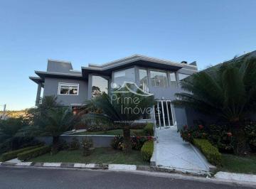 04348ff05b867f756617481d4a6a5e3edc5c9fcc · Casa de esquina que combina modernidade, funcionalidade e uma atmosfera que você sente já na entrada
