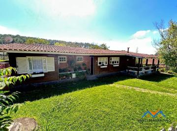 Casa · 300m² · 4 Quartos · 3 Vagas · Alugue casa de campo em Arujá em condomínio fechado :  piscina e área verde