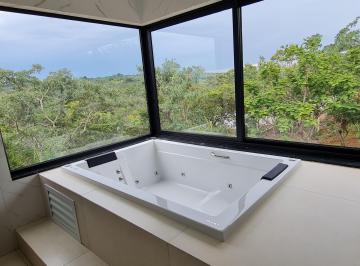 Banheira de hidromassagem com vista incrível · Casa mobiliada incrível no Residencial Santa Mônica no Jardim Botânico