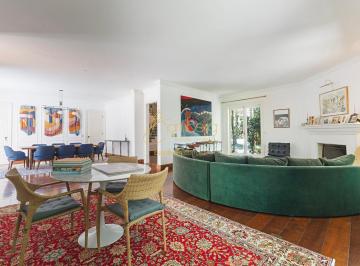 Casa · 650m² · 4 Quartos · 3 Vagas · Encante-se com o charme e a sofisticação de um verdadeiro English Cottage no coração do Portal do Mo