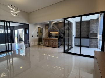 Ambiente integrado, sala tv, sala de estar e cozin · Casa à venda em Bragança Paulista-SP, Villa Verde: 3 quartos, 2 suítes, 2 salas, 3 banheiros, 2 vaga