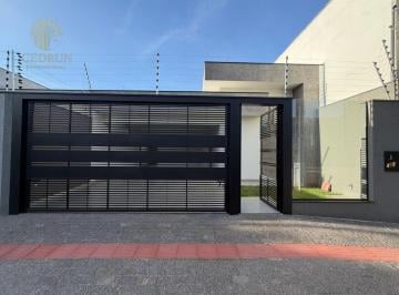 Casa · 150m² · 3 Quartos · 2 Vagas · Casa em Maringá, próxima à Av. Pedro Taques, com 3 quartos, 150 m², 2 suítes e espaço para piscina