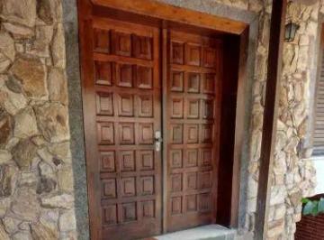 Casa · 200m² · 4 Quartos · 3 Vagas · Casa de Condomínio com 4 Quartos e 2 Suítes em Taquara