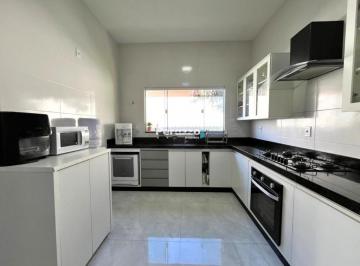 Foto 05 · Espaços Amplos e Conforto em Casa com 3 Suítes no Condomínio Vale das Palmeiras Jardim Botânico por
