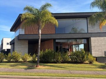 Foto 01 · Casa de Luxo em Condomínio: 3 Quartos, 2 Suítes, 3 Salas e 6 Vagas em Alphaville Nova Esplanada - Vo