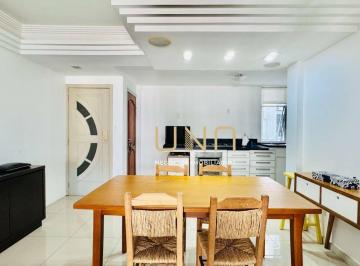 84ad968227724fcd18750e902a7a7a4966dd31f2 · Apartamento localizado no Centro de Florianópolis, com 02 quartos sendo 01 suíte, duas sacadas e uma