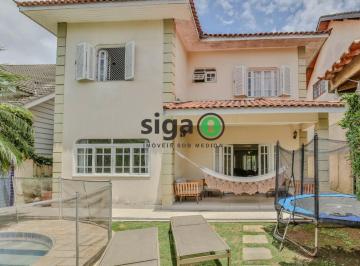 Casa · 464m² · 5 Quartos · 4 Vagas · Casa sofisticada com 5 quartos, piscina privativa e sótão versátil!