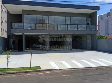 Comercial · 50m² · 6 Vagas · Salão com piso em porcelanato, frete toda em vidro, ar condicionado e vagas de estacionamento rotati