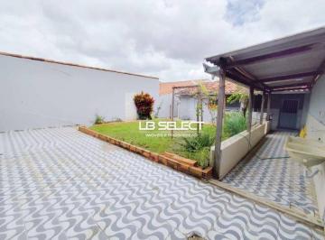 2c8fa8fead40cb9c55c920548913c603c9ab16f6 · Casa no bairro Santa Mônica com três quartos e duas suítes.