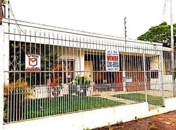 Casa · 170m² · 3 Quartos · 5 Vagas · LINDA RESIDÊNCIA TOTALMENTE TÉRREA COM 3 DORM. SUÍTE E PÁTIO COM PISCINA.