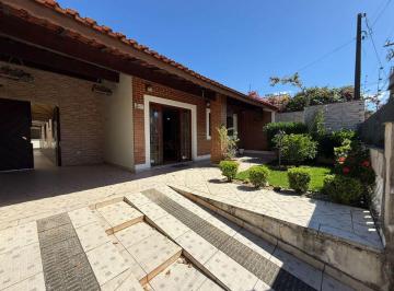 Casa de 3 quartos, Peruíbe · Casa na praia com 3 quartos e churrasqueira em Peruíbe.