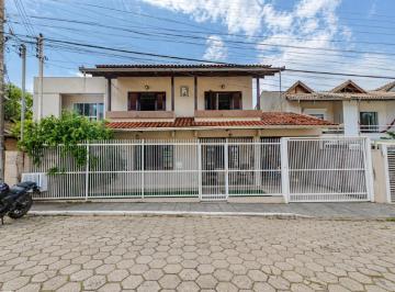 Casa · 220m² · 4 Quartos · 2 Vagas · Casa à venda em Cabeçudas.