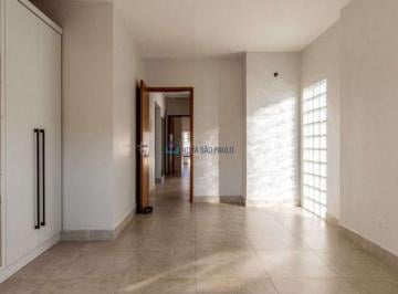 Casa · 250m² · 4 Quartos · 5 Vagas · Imóvel Amplo com 4 Quartos, 5 Vagas