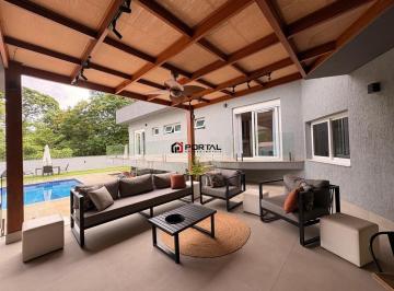 Casa · 342m² · 5 Quartos · 8 Vagas · Casa Contemporânea com Privacidade Única, Vista para a Natureza e Implantação Térrea!