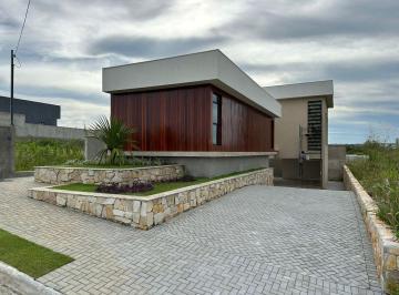 Casa · 202m² · 3 Quartos · 2 Vagas ·
CASA DE CAMPO EM CONDOMÍNIO NA CIDADE DE CAMPINA GRANDE / PB