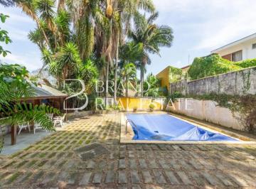 Casa · 369m² · 5 Quartos · 4 Vagas · Casa á venda no Campo Belo, 369m², 5 quartos, sendo 4 suítes e 4 vagas. Quintal e piscina.