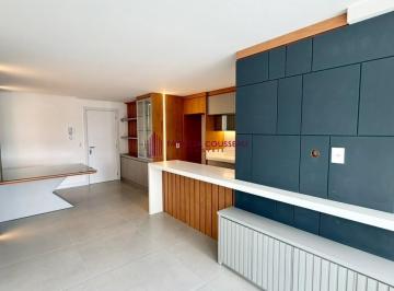 Living · Apartamento semi-mobiliado com 3 dorm sendo 1 suíte. Praia Brava. Patricia Couss