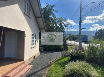 Casa · 200m² · 3 Quartos · 2 Vagas · Residencia de esquina, com amplo apelo comercial, com riacho nos fundos, escriturada