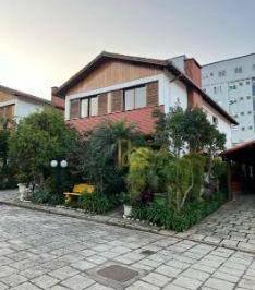 3e9eb0531798e92e3e1b4430f8837f39d7dc5e4e · Casa mobiliada à venda com 4 quartos e 2 suítes, 190 m² por R$ 1.280.000 - Alto - Teresópolis/RJ