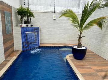 Casa · 250m² · 3 Quartos · 4 Vagas · Maravilhoso Sobrado com Piscina e Churrasqueira.