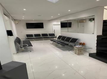 Comercial · 720m² · 7 Vagas · Prédio comercial com 3 andares e 24 salas.