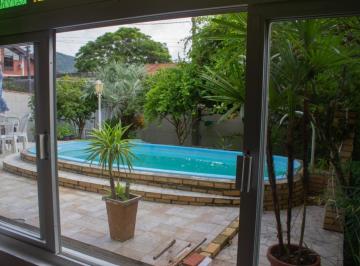 a2ecfeff-9f0e-449f-bdc8-38f438972447 · Agradável casa para venda em Rio Tavares com 5 quartos, sendo 1 suíte, 228m²