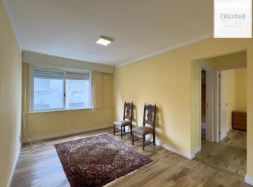 Living · Apartamento 2 dormitórios, reformado e ensolarado no Centro Histórico