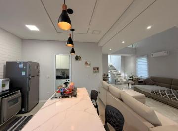Cozinha integrada com sala de estar e area gourmet · Linda casa com vista para mata no condomínio Ibiaram II - ITUPEVA