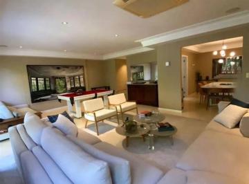 Apartamento · 216m² · 4 Quartos · 4 Vagas ·
Apartamento reformado com 4 quartos na quadra da praia do Jardim Oc