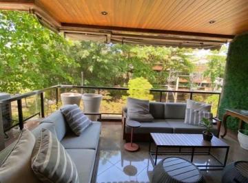 Apartamento · 216m² · 4 Quartos · 4 Vagas ·
Apartamento reformado com 3 suítes na quadra da praia do Jardim Oc