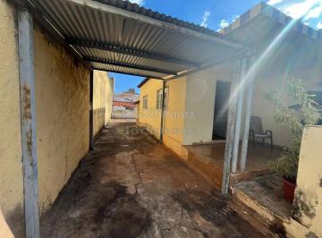 Casa · 352m² · 2 Quartos · 2 Vagas · Terreno a venda com 02 casas, sendo uma de frente e uma de fundo