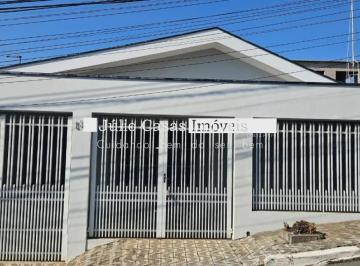 Casa · 215m² · 3 Quartos · 3 Vagas · CASA TÉRREA LOCALIZADA NA REGIÃO CENTRAL DE VOTORANTIM | EXCELENTE LOCALIZAÇÃO E ÓTIMO ESPAÇO!