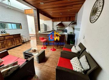 Casa · 214m² · 4 Quartos · 2 Vagas · Ampla Casa com Garagem Fechada e Área Gourmet - Oportunidade!