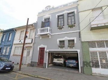.jpg+2025-03-04 · Casa em Porto Alegre, no bairro Floresta, com 3 dormitório(s), e 3 banheiros, à