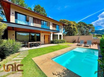 9013ebae11e2650f7a7c16f1486a4179c300a8f8 · Uma casa moderna, com uma vista privilegiada das montanhas, que traduz conforto, sofisticação e func